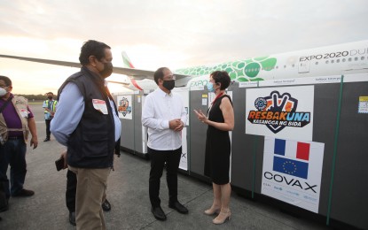 <p><strong>FRANCE VAX DONATION.</strong> National Task Force Against Covid-19 chief implementer and vaccine czar Carlito Galvez, Jr. speaks with France Ambassador to the Philippines Michèle Boccoz shortly after the arrival Wednesday (Dec. 1, 2021) of 1,632,900 doses of AstraZeneca vaccine donated by the French government through the COVAX Facility. The vaccines are part of a donation that would eventually total to 5,850,000 doses of different brands. <em>(PNA photo by Avito Dalan)</em></p>