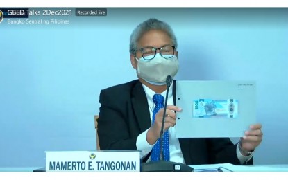 <p><strong>POLYMER BANKNOTE.</strong> Banko Sentral ng Pilipinas (BSP) deputy governor Mamerto Tangonan shows the new PHP1,000 banknote made of polymer. The central bank will be testing the use of polymer PHP1,000 banknotes starting mid-2022.<em> (Screenshot from BSP Facebook page)</em></p>