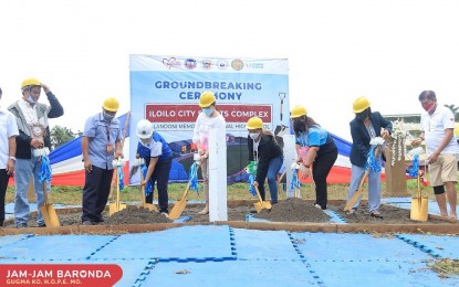 <p><strong>FUTURE SPORTS CENTER</strong>. Iloilo City holds a ground-breaking ceremony for the PHP200 million sports center at the compound of the Jalandoni Memorial National High School in Lapuz district on Thursday (Dec. 2, 2021). The multi-year project has an initial budget of PHP50 million funded under the 2021 General Appropriations Act. <em>(Photo courtesy of Julienne Baronda FB Page)</em></p>