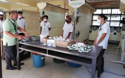 <p><strong>FACE-TO-FACE.</strong> Senior high school students of the Antique National School taking up Electrical Installation and Maintenance attend the first day of limited face-to-face classes on Monday (Dec. 6, 2021). A total of 88 Technical-Vocational Livelihood students are participating. <em>(PNA photo by Annabel Consuelo J. Petinglay)</em></p>