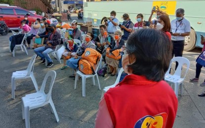 <p><strong>‘BALIK PROBINSYA</strong>’. Department of Social Welfare and Development Ilocos Regional Director Marie Angela Gopalan welcomes four arriving families in the province of La Union on Tuesday (Dec. 7, 2021). The families availed of the <em>"Balik Probinsya Bagong Pag-asa"</em> program of the national government.<em> (Photo courtesy of DSWD-1)</em></p>