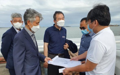 <p><strong>FUTURE CEBU PORT.</strong> South Korean Ambassador Kim met Cebu Port Authority General Manager Leonilo Miole and visited the potential site where the New Cebu International Port will be constructed. The project is expected to be completed in 2024. <em>(Photo courtesy of Korean Embassy in Manila)</em></p>