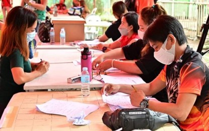 <p><strong>CASH-FOR-WORK PAYOUT.</strong> Personnel of the office of Davao City 1st District Rep. Paolo “Pulong” Duterte and the Department of Social Welfare and Development release the wages of the cash-for-work beneficiaries at the People's Park in Davao City on Thursday (Dec. 9, 2021). The ongoing program aims to cover about 6,000 residents from the first district this month. <em>(Photo courtesy of 1st District Rep. Paolo 'Pulong' Duterte's office)</em></p>