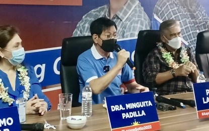 <p><strong>GOVERNMENT’S EFFORTS</strong>. Senator Panfilo Lacson (center) answers queries from the members of the Cebu media, while Senate President Vicente Sotto III and Dra. Minguita Padilla listen in a press conference in Cebu City on Friday (Dec. 10, 2021). Lacson lauded the national government's effort in preventing the entry of the Omicron variant of Covid-19, while saying that government agencies concerned are ready to welcome the 80,000 to 100,000 OFWs who are arriving for vacation or repatriation. <em>(PNA photo by John Rey Saavedra)</em></p>