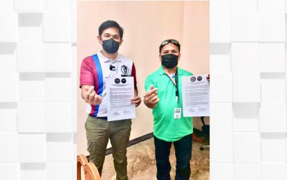 <p><strong>ALLIANCE.</strong> PDDS president Greco Belgica (left) and Malasakit Movement Party-list chairman and nominee Eusebio Avanceña (right) show their copies of the agreement during simple rites held at PDDS headquarters along Macapagal Boulevard in Pasay City on Saturday (Dec. 11, 2021). Party-list officials vowed to support Duterte’s programs to uplift the lives of Filipinos. <em>(Photo courtesy of Malasakit Movement)</em></p>