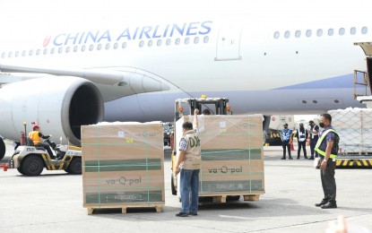 <p><strong>3M MORE DOSES OF MODERNA VAX.</strong> A total of 2,948,000 doses of the Moderna vaccine arrive at the Ninoy Aquino International Airport Terminal 1 on Friday (Dec. 10, 2021). It’s the last batch of government-purchased Moderna doses this year and so far, the biggest delivery to the country of the US brand. <em>(PNA photo by Robert Oswald Alfiler)</em></p>