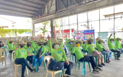 <p><strong>DISPLACED WORKERS.</strong> Displaced workers from Ilocos Norte receive their wages from the Department of Labor and Employment in an undated file photo. They are among the 66,357 beneficiaries of the project Tulong Panghanapbuhay sa Ating Disadvantaged/Displaced Workers (TUPAD). (<em>File Photo courtesy of DOLE Region 1</em>)</p>