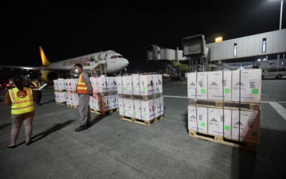 <p><strong>DONATED JABS.</strong> Qatar Airlines Flight QR928 delivers 1,526,400 doses of the single-shot Janssen Covid-19 vaccine on Monday night (Dec. 13, 2021). The shipment is part of more than 7.5 million jabs donated by the Dutch government through the COVAX Facility. <em>(PNA photo by Avito Dalan)</em></p>