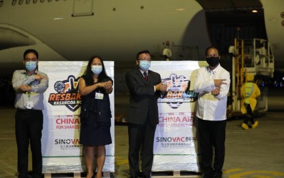 <p><strong>MORE LIFE SAVING DOSES</strong>. NTF chief implementer and vaccine czar Secretary Carlito Galvez Jr. along with Chinese Ambassador to the Philippines Huang Xilian, Health Undersecretary Ma. Carolina Vidal-Taiño, and NTF strategic communications on current operations head Assistant Secretary Wilben Mayor welcome the arrival of 2 million doses of Sinovac Covid-19 vaccines donated by the People’s Republic of China at the NAIA Terminal 2 in Pasay City on Tuesday (Dec. 14, 2021). Galvez said the latest shipment of Sinovac vaccines will be used for the administration of primary doses and booster vaccination. <em>(PNA photo by Joey Razon)</em></p>