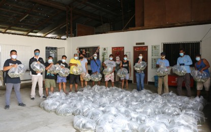 <p><strong>FINGERLINGS DISTRIBUTION</strong>. The Bureau of Fisheries and Aquatic Resources (BFAR)-Region 3 distributes some 60,000 'bangus' (milkfish) fingerlings to some 30 fish growers in the coastal towns of Macabebe and Masantol in Pampanga on Wednesday (Dec. 15, 2021). The move is part of BFAR's continuing efforts to boost fish production not only in Pampanga but also in the entire Central Luzon.<em> (Photo courtesy of BFAR-Central Luzon)</em></p>