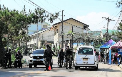 <p><strong>MORE SLOTS</strong>. A border checkpoint in Barangay Irisan in Baguio City. The city government of Baguio is advising those who plan to visit the mountain resort to enlist at its online tourist registration portal and avail of the additional 1,000 slots daily opened as of Dec. 15, 2021. <em>(PNA file photo)</em></p>