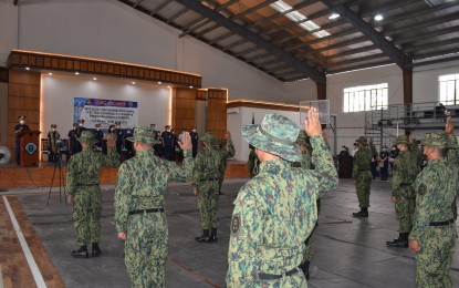<p><strong>ROOKIE COPS.</strong> A total of 40 police recruits take their oath as new members of the Police Regional Office 3 (Central Luzon) in a simple ceremony held on Thursday (Dec. 16, 2021) at the Makatao Activity Center, Camp Olivas, City of San Fernando, Pampanga. The 40 rookie cops will fill up the slots for the last cycle quota of the recruitment program for the year 2021.<em> (Photo courtesy of PRO-3)</em></p>