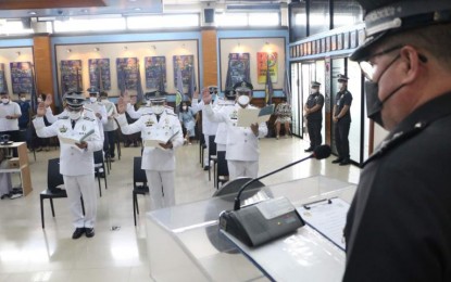 <p><strong>PROMOTED.</strong> A total of 273 jail officers who were promoted to the next higher rank take their oath at the Bureau of Jail Management and Penology (BJMP) headquarters in Quezon City on Thursday (Dec. 16, 2021). Among those promoted to the rank of Jail Superintendent is BJMP spokesperson Xavier Solda.<em> (Photo courtesy of BJMP)</em></p>