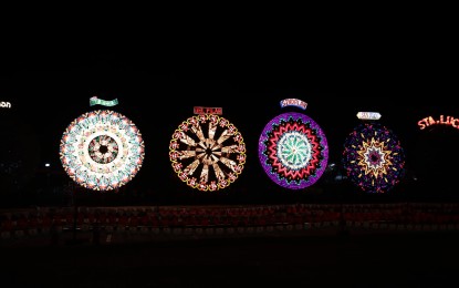 <p><strong>STUNNING CHRISTMAS STARS</strong>. The Giant Lantern Festival 2020 takes center stage at the Robinsons Starmills in the City of San Fernando, Pampanga on Thursday night (Dec. 16, 2021). The annual festival was staged not as a competition but as a virtual exhibition by lantern makers from the city's seven participating villages. <em>(Photo by City Government of San Fernando)</em></p>