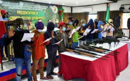 <p><strong>PEACEFUL LIVES AHEAD.</strong> A dozen members of the extremist Bangsamoro Islamic Freedom Fighters pledge their oath of allegiance to the government after their surrender in Maguindanao on Saturday (Dec. 18, 2021). The surrenderers also turned over 10 high-powered firearms.<em> (Photo courtesy of 6ID)</em></p>