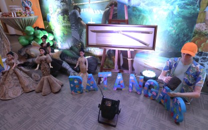 <p><strong>INDIGENOUS ARTISTRY</strong>. Products made by Batangueño artists are exhibited at an event organized by the Department of Tourism at the Lima Park Hotel in Malvar, Batangas in this file photo. The BAtangueñong Grupo sa SIning at Kultura (BAGSIK) announced on Tuesday (March 5, 2024) that it will be spearheading a series of art exhibits and free workshops throughout summer this year in support of the provincial government’s efforts to grow the summer tourism market. <em>(PNA photo by Joey Razon)</em></p>