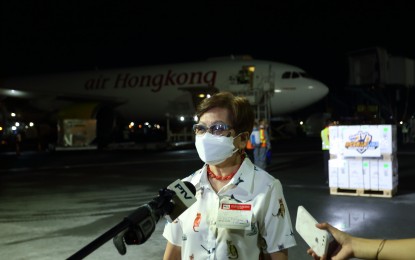 <p><strong>MORE PFIZER VAX</strong>. Dr. Ma. Paz Corrales of the National Task Force Against Covid-19 speaks to newsmen during the arrival of more than 1.1 million doses of the Pfizer vaccine at the Ninoy Aquino International Airport Terminal 3 on Friday (Dec. 17, 2021). The latest shipment brought the total number of vaccine doses delivered to the country to 178,004,070. <em>(PNA photo by Benjamin Pulta)</em></p>