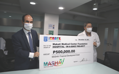 <p>Ambassador Ilan Fluss gives MakatiMed Foundation president, Dr. Victor Gisbert, the humanitarian grant for the “Hospital-In-A-Bike” Project on Dec. 16, 2021. <em>(Photo by Israel Embassy in Manila)</em></p>