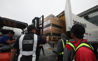 <p><strong>DONATIONS.</strong> The boxes containing 1,062,100 doses of the Moderna Covid-19 vaccine are loaded into a refrigerated container truck at Ninoy Aquino International Airport Terminal 3 on Sunday (Dec. 19, 2021). The jabs are donations from the German government. <em>(PNA photo by Avito Dalan)</em></p>