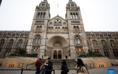 <p><strong>OMICRON VARIANT</strong>. People are seen outside the Natural History Museum in London, Britain on Dec. 18, 2021. Britain on Saturday reported more than 10,000 new Omicron coronavirus variant cases as the new variant-related death toll rose to seven. <em>(Xinhua/Li Ying)</em></p>