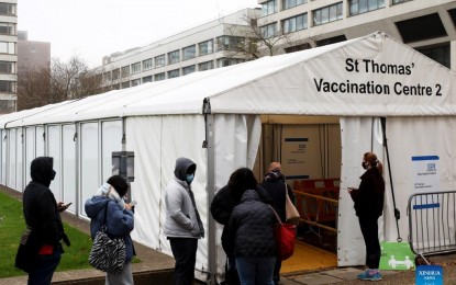 <p>People line up outside a Covid-19 vaccination center in London, Britain, Dec. 19, 2021.<em> (Xinhua/Li Ying)</em></p>