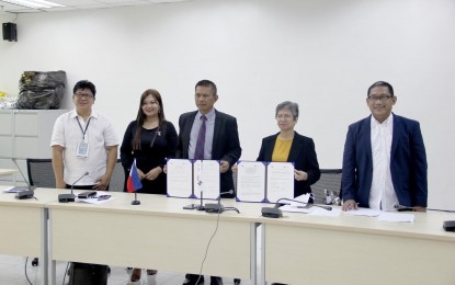 <p class="p2"><strong>MOU SIGNING.</strong> Department of Agriculture - Bureau of Fisheries and Aquatic Resources National Director Eduardo Gongona (3rd from left) leads key officials in the virtual signing of a memorandum of understanding with Korea on food safety of fish and fish products on Monday (Dec. 20, 2021). Korea was represented by its Ministry of Food and Drug Safety Director-General, Kim Yoo Mi. <em>(Photo courtesy of DA-BFAR)</em></p>