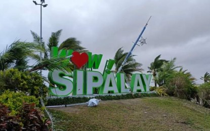 <p><strong>TYPHOON-HIT</strong>. The “Wow Sipalay” signage along the Poblacion Beach remains firmly fixed in place after Typhoon Odette slammed into southern Negros Occidental on Dec. 16, 2021. Sipalay City has recorded 16 casualties, the highest in the province, city government data showed as of Monday (Dec. 20, 2021). <em>(Photo courtesy of Sipalay City Tourism Officer Jerick Lacson)</em></p>