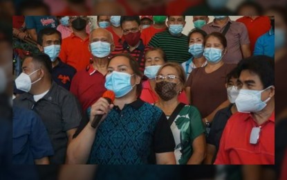 <p><strong>BACOLOD VISIT.</strong> Davao City Mayor Sara Z. Duterte (center) speaks before a group of Bacolodnons at the Government Center during her visit to Bacolod City on Monday (Dec. 20, 2021). She was welcomed by Mayor Evelio Leonardia (right) and other city and barangay officials. <em>(Photo courtesy of Bacolod City PIO)</em></p>