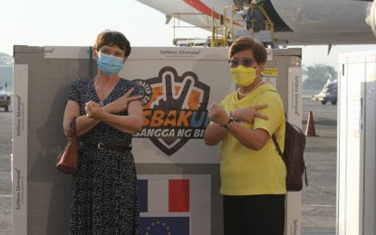 <p>National Task Force Against Covid-19 medical consultant Dr. Ma. Paz Corrales (right) and  French Ambassador to Manila Michele Boccoz (left)<em> (PNA photo by Avito Dalan)</em></p>
