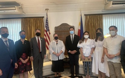 <p><strong>AID FOR 'ODETTE' VICTIMS.</strong> PCOO Secretary Martin Andanar (4th from left) and other officials of the agency meet with officials of the US Embassy at the residence of Chargé d'Affaires Heather C. Variava in Makati City on Tuesday (Dec. 21, 2021). The US Embassy has committed to extend humanitarian aid to families in Visayas and Mindanao that were affected by Typhoon Odette.<em> (Photo courtesy of PCOO)</em></p>