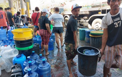 <p><strong>PROPER HYGIENE.</strong> Cebu City residents gather water from a tanker that goes around the communities to distribute water while pumping stations of the Metro Cebu Water District are not functional yet due to lack of power supply after Typhoon Odette struck on Dec. 16, 2021. DOH-7 chief pathologist, Dr. Mary Jean Loreche, on Thursday (December 23) urged typhoon victims not to practice proper hygiene and sanitation despite scarcity of water to prevent outbreak of diseases in the aftermath of the calamity. <em>(Photo courtesy of Cebu City Hall PIO)</em></p>