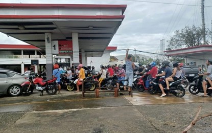 <p><strong>WARNING VS. OVERPRICING</strong>. Photo shows motorists lining up for fuel at a gasoline station in the Cebu South Coastal Road in Talisay City, Cebu in the aftermath of Typhoon Odette. The Department of Trade and Industry (DTI) in Central Visayas on Friday (Dec. 24, 2021) issued a "strong warning" against traders who are overpricing basic commodities, with 42 supermarkets and stores in Bohol already slapped with show cause orders for violation of the price freeze order.<em> (PNA photo by John Rey Saavedra)</em></p>