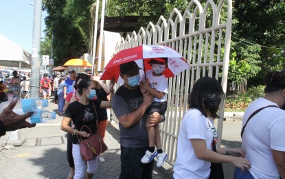 <p><strong>KEEPING THE FAITH.</strong> A queue forms outside the Baclaran Church in Parañaque City during the Feast of the Immaculate Conception on Dec. 8, 2021. Wearing masks and physical distancing, along with vaccination, are tried and tested means to avoid severe Covid-19 symptoms. <em>(PNA photo by Avito Dalan)</em></p>