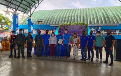 <p><strong>DRUG-CLEARED.</strong> Officials of the eight barangays in San Quintin town, Pangasinan, Philippine Drug Enforcement Agency (PDEA) Pangasinan and San Quintin Police Station pose for a photo on Thursday (Dec. 23, 2021). The eight barangays of the town were declared drug-cleared by the PDEA. <em>(Photo courtesy of San Quintin Police Station)</em></p>