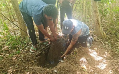 <p><strong>ILLEGAL WEAPONS.</strong> Authorities discover a New People’s Army arms cache in Barangay Tabacda, Tubo, Abra on Thursday (Dec. 23, 2021). Five high-caliber firearms were unearthed through tips from residents.<em> (Contributed photo)</em></p>