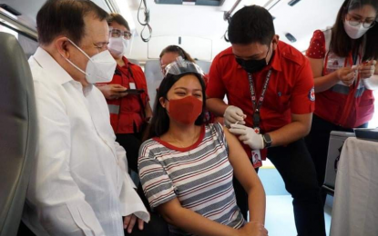 <p><strong>RED CROSS VACCINATION</strong>. Philippine Red Cross chairman Senator Richard Gordon looks on as Red Cross personnel inoculate a recipient with Covid-19 vaccine in this undated photo. The PRC has so far administered over 800,000 vaccines to help the government’s vaccination program. (<em>Photo courtesy of PRC)</em></p>