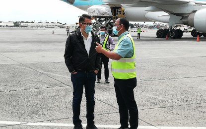 <p><strong>PRIVATE SECTOR-PROCURED JABS.</strong> Presidential Adviser for Entrepreneurship Joey Concepcion (left) and vaccine czar Secretary Carlito Galvez Jr. welcome the arrival of 2,005,300 doses of the AstraZeneca vaccine at the NAIA Terminal 1 on Tuesday (Dec. 28, 2021). Concepcion said the 17 million doses of the AstraZeneca vaccine procured by the private sector are almost complete, with arrival of the remaining 1,981,500 doses on Dec. 29. <em>(Photo by Raymond Carl Dela Cruz)</em></p>