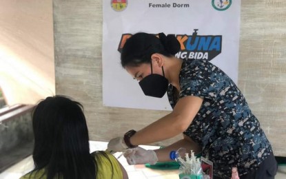 <p><strong>COVID UPDATE</strong>.  Jail Officer 1 Karen Joy Manalo, assistant unit jail nurse of Metro Bacolod District Jail-Female Dormitory, administers an AstraZeneca booster shot on a person deprived of liberty on Monday (Dec. 27, 2021). The Department of Health on Saturday (Feb. 19, 2022) posted a total of 1,923 new Covid-19 cases, the lowest single-day tally for 2022.<em>(File photo courtesy of Metro Bacolod District Jail-Female Dormitory)</em></p>