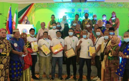 <p><strong>LEGITIMATE LANDOWNERS.</strong> Farmer-leaders pose with Bangsamoro Autonomous Region in Muslim Mindanao agriculture officials after the distribution of certificates of land ownership award by the BARMM’s Ministry of Agriculture, Fisheries, and Agrarian Reform (MAFAR) in Cotabato City on Tuesday (Dec. 28, 2021). Since 2019, MAFAR has granted 507 land titles to 758 beneficiaries across the region, covering a total of 1,590.29 hectares. <em>(Photo courtesy of MAFAR-BARMM)</em></p>