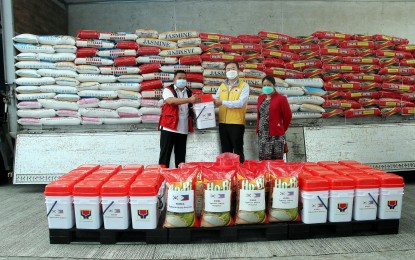 <p><strong>KOREAN DONATION</strong>. Korean Ambassador to Manila Kim Inchul (center) turns over P2.5 million worth of rice and hygiene kits to the Department of Social Welfare and Development on Wednesday (Dec. 29, 2021). The envoy said the initial aid is on top of its upcoming USD2 million (approximately P100 million) humanitarian assistance to further help the Typhoon Odette victims recover. <em>(Photo by Joyce Rocamora)</em></p>