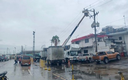 <p><strong>POWER ON NEW YEAR'S EVE</strong>. Linemen from Visayas Electric Co. work round the clock to restore the remaining 36 percent of the damaged power line segments in this undated photo. The company on Thursday (Dec. 30, 2021) said 348 power line segments have already been restored two weeks after strong Typhoon Odette devastated parts of Mindanao and Visayas. <em>(PNA photo by John Rey Saavedra)</em></p>