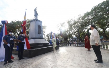 <p><strong>NATIONAL HERO</strong>. Mayor Jerry P. Treñas and Iloilo City Schools Division Superintendent, Ma. Luz De Los Reyes, offer a wreath before the monument of Dr. Jose Rizal as part of the ceremony to commemorate the 125th anniversary of his martyrdom on Thursday (Dec. 30, 2021). In her message, De Los Reyes said Rizal has plenty of values worthy to be emulated.<em> (Photo courtesy of Arnold Almacen/City Mayor’s Office)</em></p>