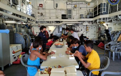 <p><strong>RESCUED.</strong> Personnel of the BRP Antonio Luna provide meals to the 35 fishermen who were rescued in Palawan on Thursday (Dec. 30, 2021). The fishermen were stranded in Manamoc Island after their fishing boat F/B Prince Edge 1 capsized in the vicinity of Cauayan Island in Cuyo town last December 27. <em>(Photo courtesy of Philippine Navy)</em></p>