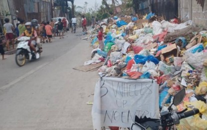 <p><strong>CLEARING THE STREETS</strong>. This Dec. 27, 2021 photo shows a row of garbage at Sabellano St., in Barangay Kinasang-an, Cebu City. The Department of the Interior and Local Government (DILG) in Central Visayas will closely supervise Metro Cebu localities in clearing debris and garbage left by Typhoon Odette for faster restoration of power lines. <em>(PNA photo by John Rey Saavedra)</em></p>