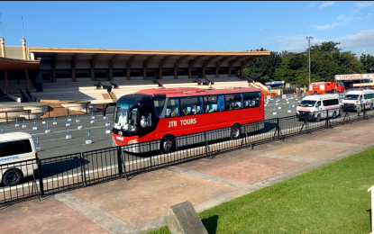 <p><strong>ISOLATION SITE.</strong> Bus units carrying a total of 104 returning overseas Filipinos and overseas Filipino workers arrive at the Manila Covid-19 Field Hospital at the Quirino Grandstand grounds on Friday (Dec. 31, 2021). The facility will now be used to quarantine mild and asymptomatic Filipino Covid-19 patients who came from abroad. <em>(Photo courtesy of Isko Moreno Domagoso Facebook)</em></p>