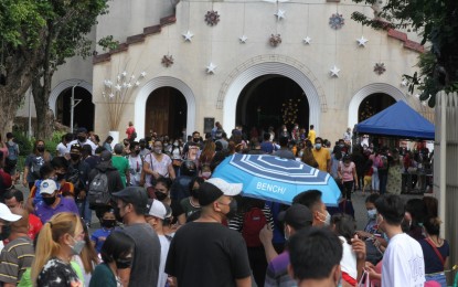 <p><strong>FIRST SUNDAY MASS.</strong> The faithful troop to the National Shrine of Our Mother of Perpetual Help, popularly known as Baclaran Church, in Parañaque City to attend the year's first Sunday (Jan. 2, 2022) mass. Until January 15 when Metro Manila is under Alert Level 3, religious gatherings are limited to a maximum of 30 percent indoor capacity for fully vaccinated individuals and a maximum of 50 percent outdoors. <em>(PNA photo by Avito Dalan)</em></p>