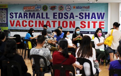<p><strong>PROTECTING THE ELDERLY.</strong> Medical workers administer Sinovac Covid-19 booster shots to the elderly at a mall in Mandaluyong City on Monday (Jan. 3, 2022). Rising cases prompted the Inter-Agency Task Force to place the National Capital Region under Alert Level 3 until January 15, thus the continued reminder to get vaccinated against the dreaded virus. <em>(PNA photo by Joey O. Razon)</em></p>