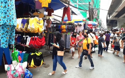 <p><strong>BUSINESS AS USUAL.</strong> A small street-side bazaar is open to customers near Taft Rotonda in Pasay City on Jan. 4, 2022 while the National Capital Region is under Alert Level 3. Metropolitan Manila Development Authority chair Benjamin “Benhur” Abalos Jr. on Monday said the Metro Manila Council currently sees no need to escalate the restrictions as the region's healthcare utilization rate and other data remain within the metrics for Alert Level 3. <em>(PNA photo by Jess M. Escaros Jr.)</em></p>