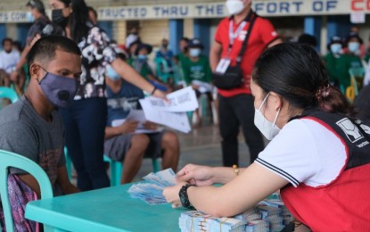 <p><strong>STARTING A NEW LIFE.</strong> A Balik Probinsya, Bagong Pag-asa (BP2) program beneficiary in Caramoan, Camarines Sur received on Dec. 29, 2021 a transitory family support package and livelihood settlement grant from the Department of Social Welfare and Development (DSWD) in Bicol. The BP2 program is one of the government support measures to decongest urban poor communities.<em> (Photo courtesy of DSWD-Bicol)</em></p>