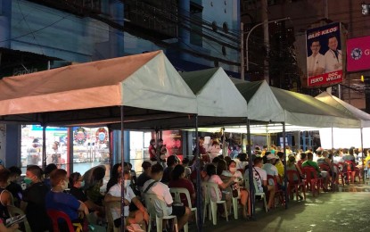 <p><strong>FREE BOOSTER SHOT.</strong> Workers in Divisoria patiently wait in line for their booster shots during the night vaccination on Wednesday evening to Thursday morning (Jan. 5-6, 2021) in Tondo, Manila. A total of 754 workers availed of the free booster shot against Covid-19. <em>(Photo grabbed from Isko Moreno Domagoso Facebook page)</em></p>